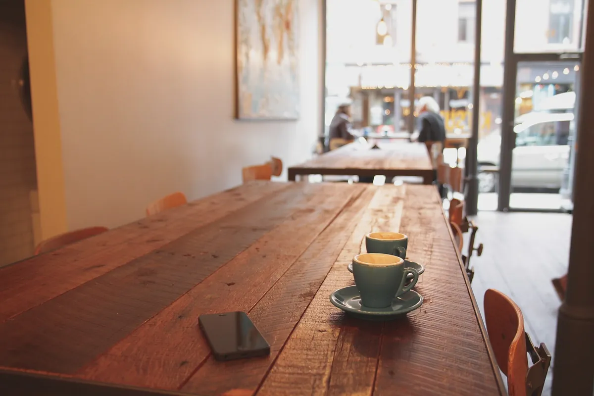 Rencontre conviviale lors d'un café seniors avec une psychologue