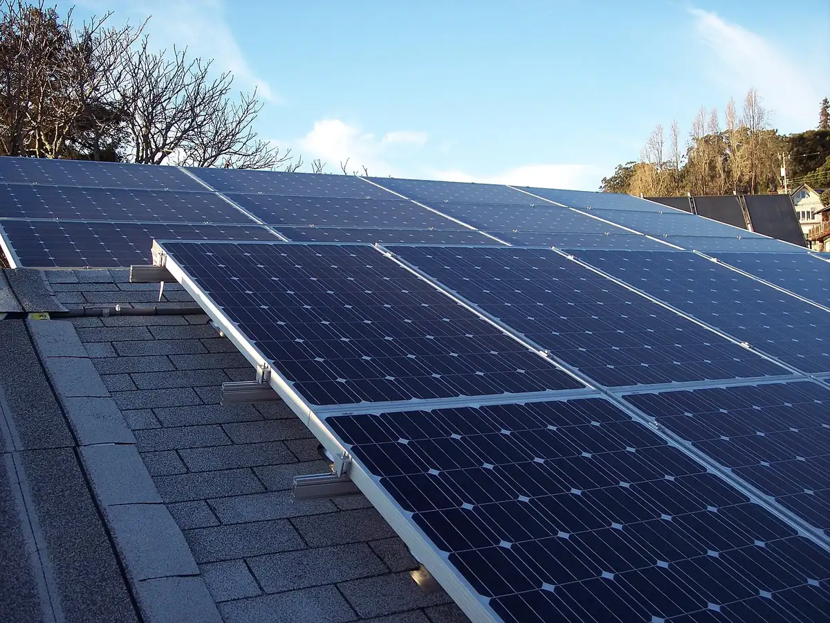 Tuiles photovoltaïques sur l'église moderne.
