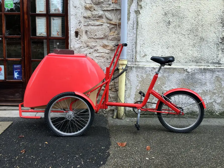 Triporteur mobile guitoune pour événements extérieurs.