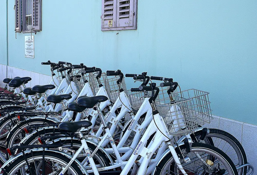 Vélos en libre-service pour déplacements urbains.