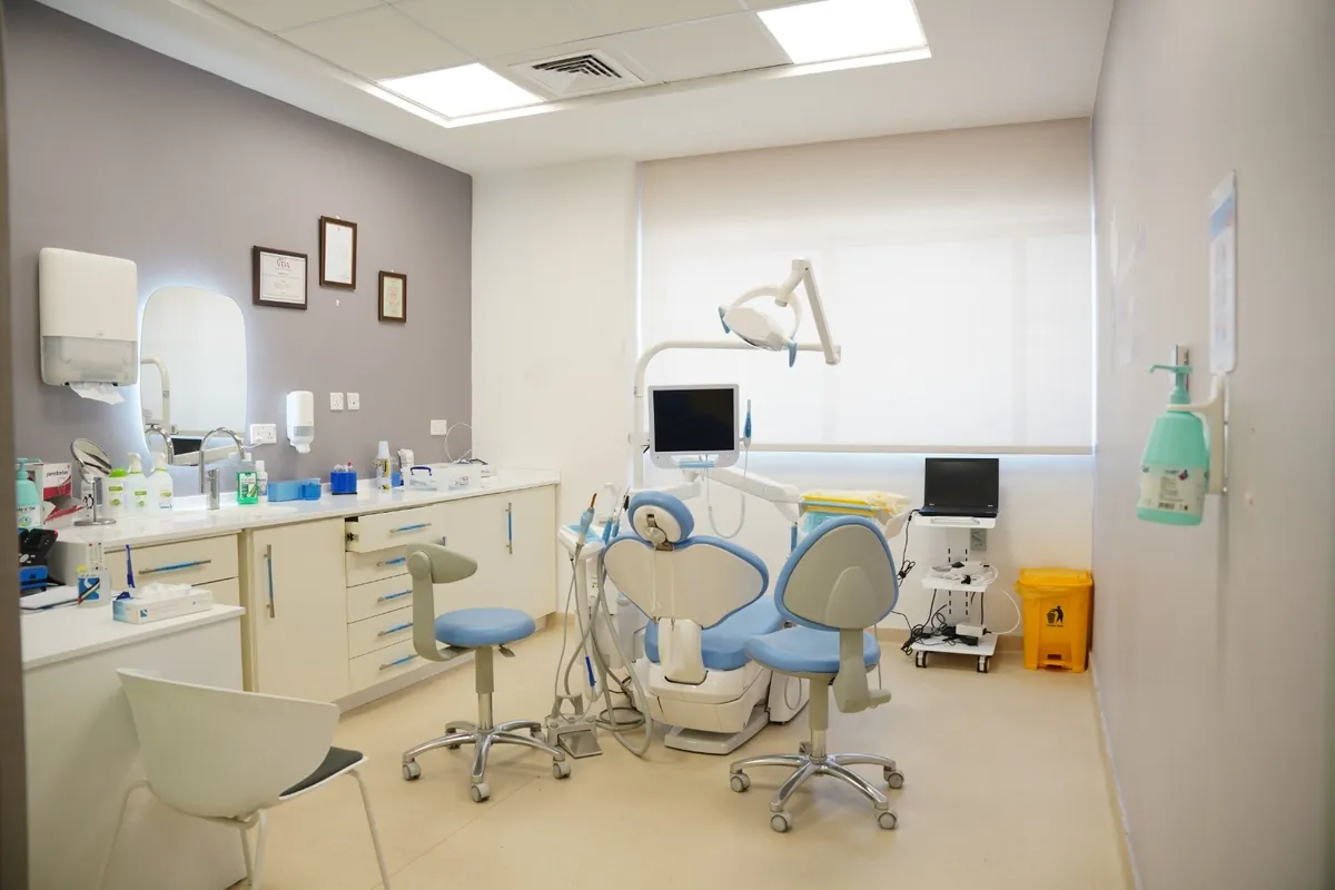 Soins dentaires précaires avec dentiste association.