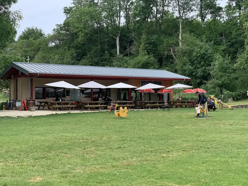 Guinguette d'été animée en plein air.