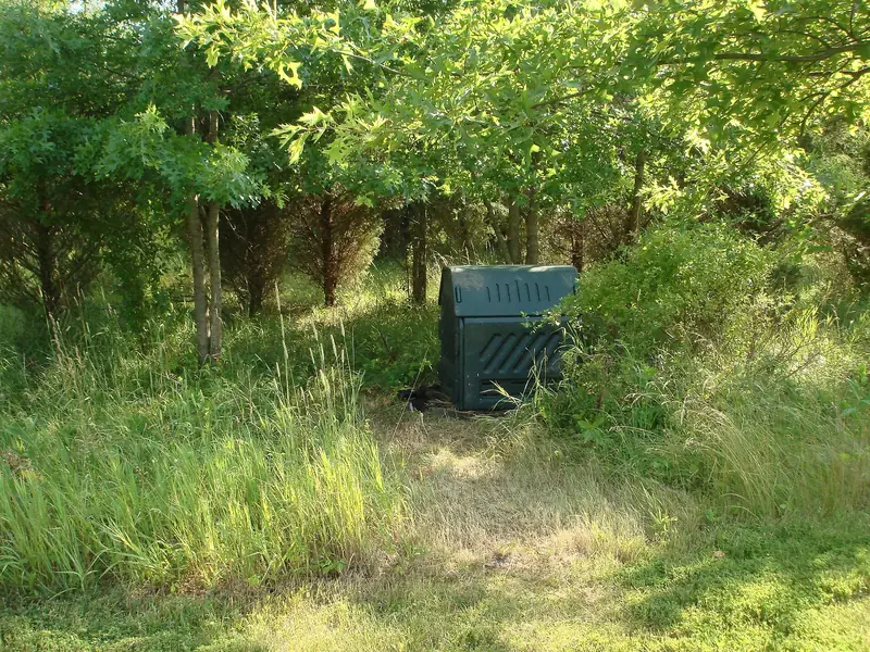 Composteur accessible pour un jardin durable.