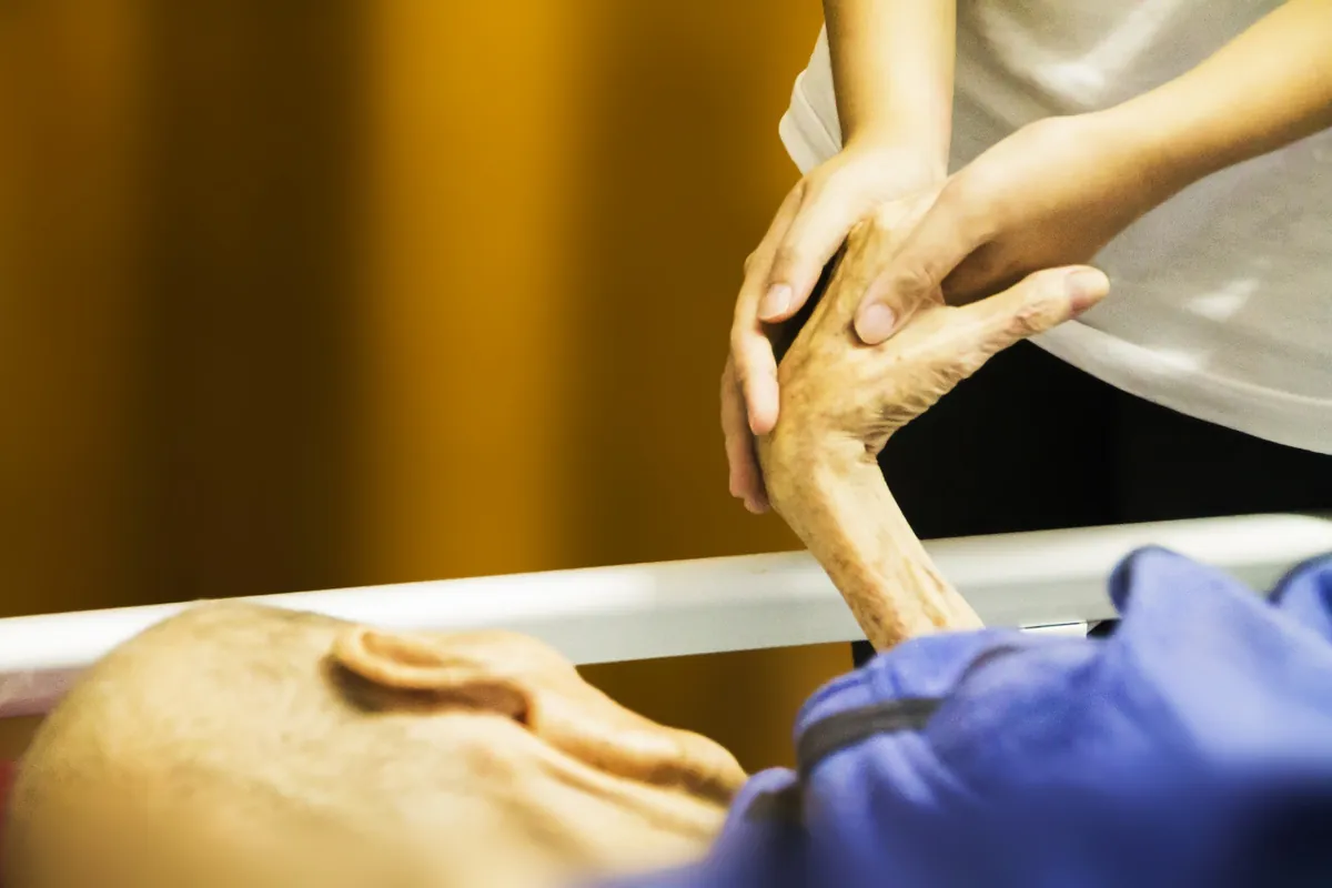 Métiers d'aide à domicile pour soins aux aînés.