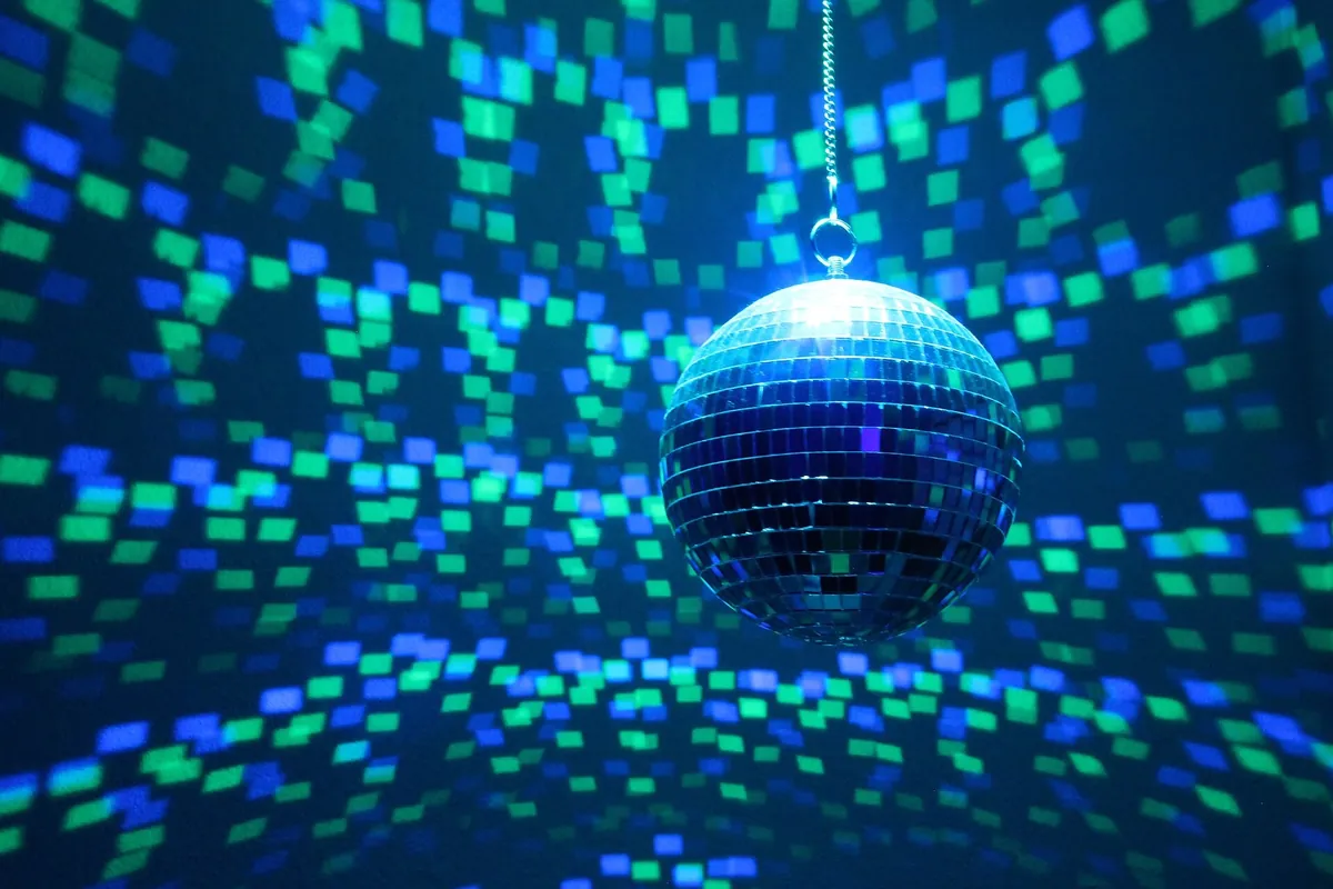 Label discothèque nuit : ambiance festive et musicale.
